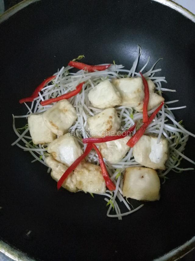 紧跟着加入炸好的豆腐和红椒丝。