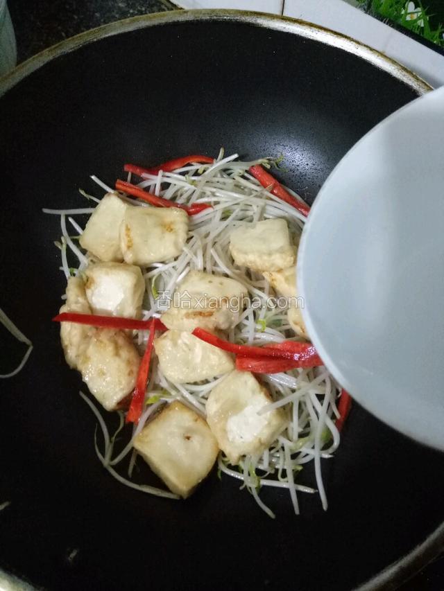 加入少许清水煮一分钟。
