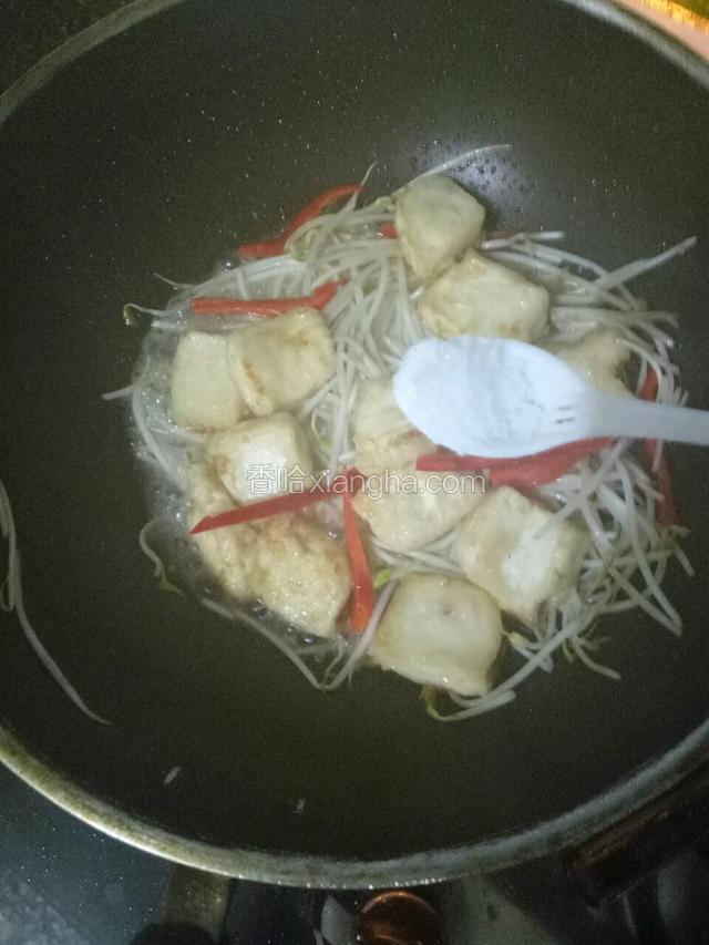 加入盐和鸡精调味即可出锅。