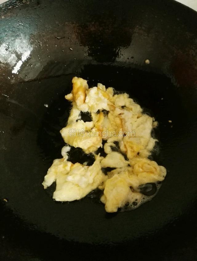 锅烧热后放入油炒鸡蛋