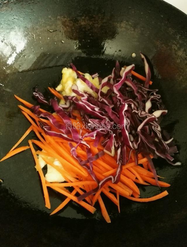 接着放入菜翻炒，加入盐，鸡精，生抽炒匀