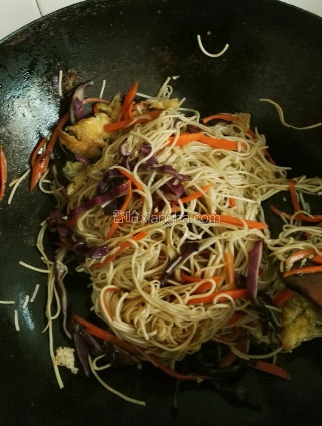 倒入煮好的挂面翻炒均匀，淋入香油出锅即可