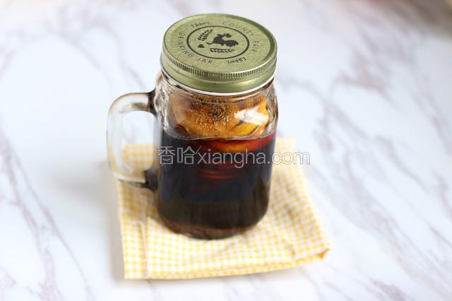 经过2一3天，柠檬释出的汁液使红糖变成糖浆，而柠檬也充份吸收了糖桨。此时就可以泡水喝了。如果追求功效就多泡些时间再食用。