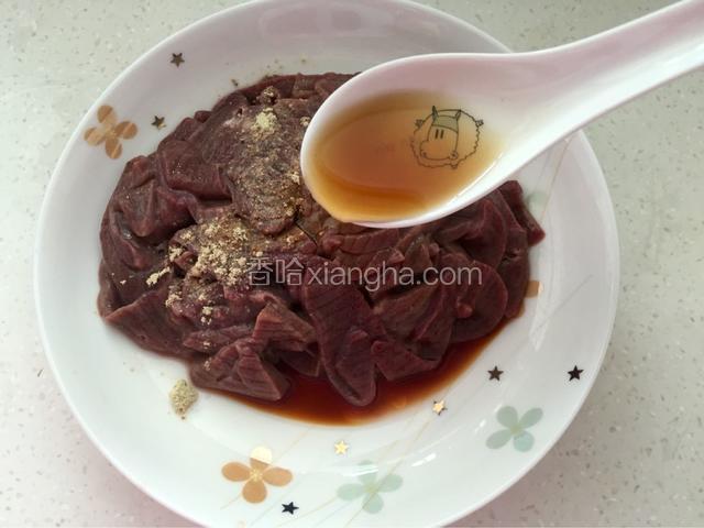 控干的猪肝加胡椒粉，料酒，酱油腌制5分钟。