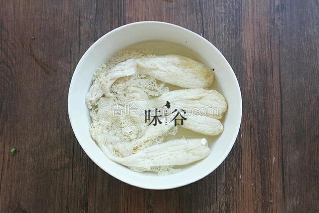竹荪放到淡盐水里浸泡半小时。