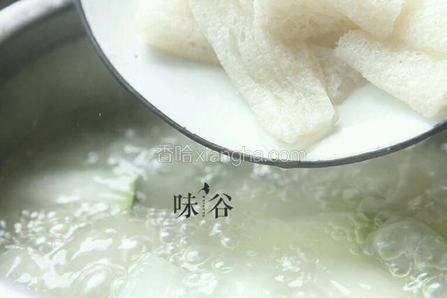 竹荪也放进锅里，小火煮至冬瓜熟（15分钟），即可关火，撒上葱花。