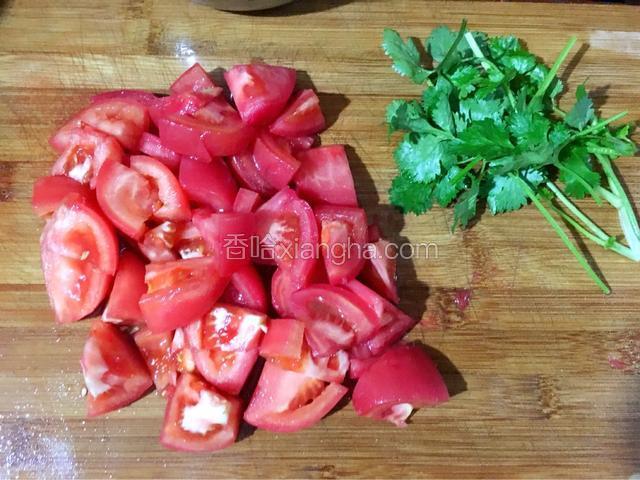 番茄切成小块、香菜洗净切段备用
