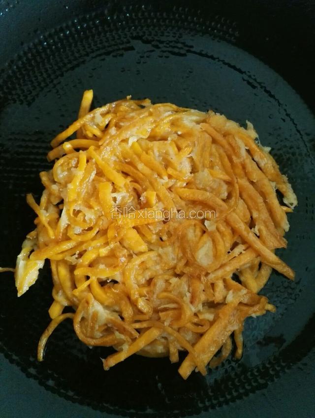 平底锅小火烧热加入油，铺平南瓜