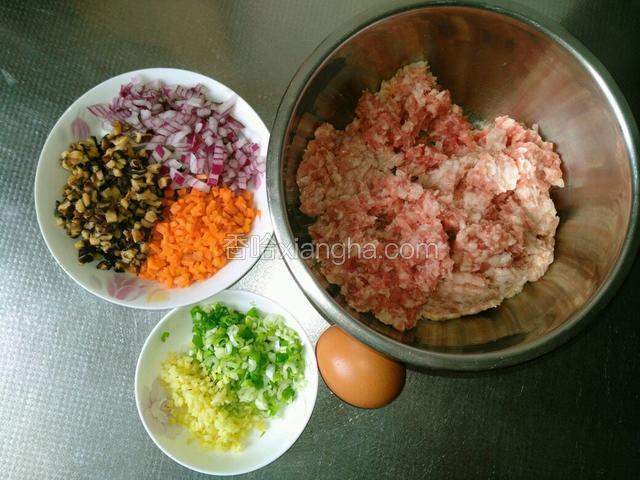 备齐所需食材。所以食材都切碎末备用。