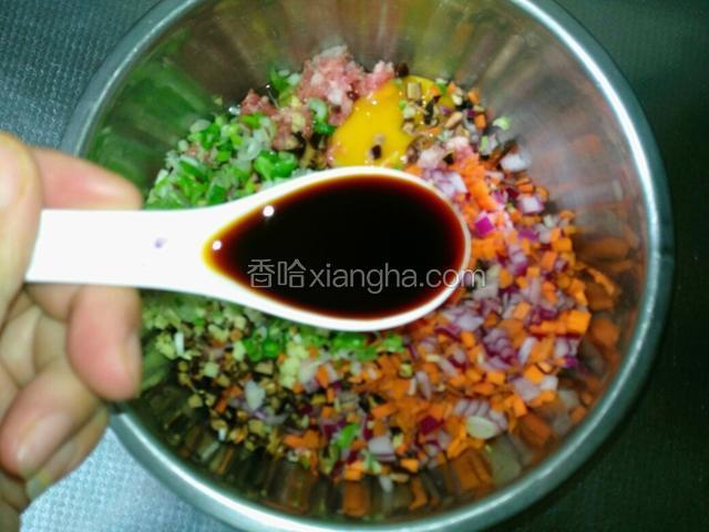 加入生抽，料酒。