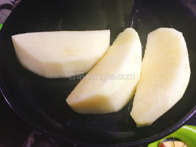 苹果也一样去皮切块去核。放入原汁机。