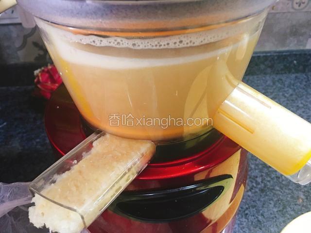 不一会就出苹果汁了，让搅拌桶多运作一下，混合苹果汁和梨汁。