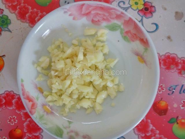 准备适量蒜沫