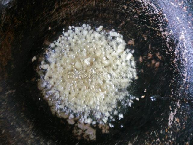 锅中注入适量花生油和香油，烧热爆香蒜沫