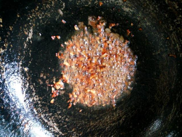 加生抽 耗油 盐 炒匀关火