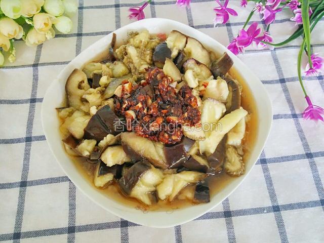 把炒好的蒜蓉淋在茄子上，拌匀即可食用