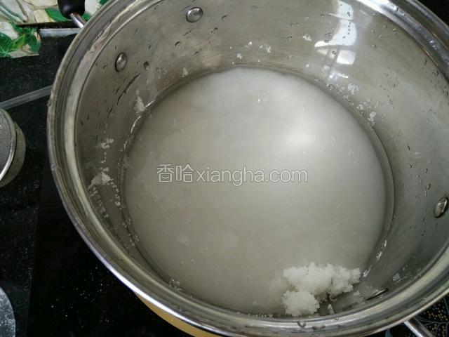 锅置火上加热，白糖融化。中火开始煮化。