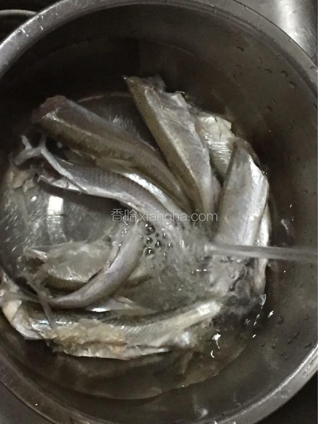 准备好小沙丁鱼剖开清洗干净