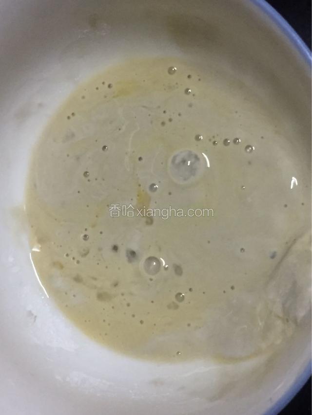 取一个碗装入淀粉和鸡蛋液，混合均匀（如果淀粉不够细腻，要提前用少许水化开）
