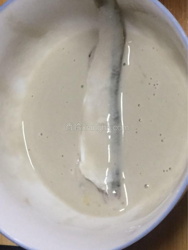 锅里烧油，油热了，沙丁鱼裹入淀粉蛋液