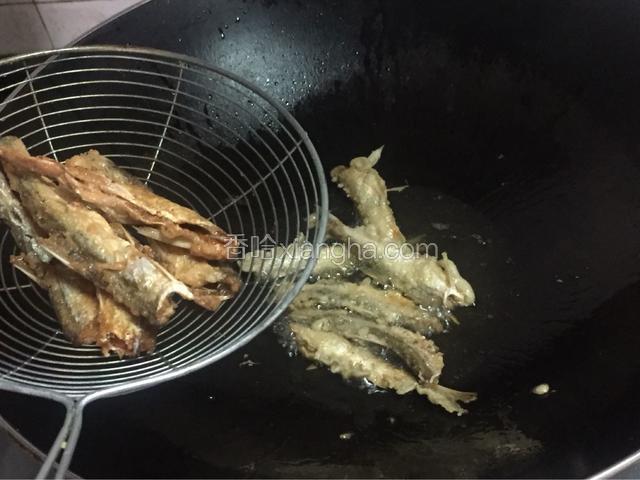 下油锅炸到酥脆，金黄，沥油捞起