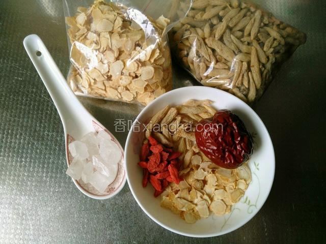 备齐所需食材。