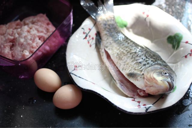 准备好食材，鲫鱼洗干净，内脏去除，不然烹饪起来会很腥