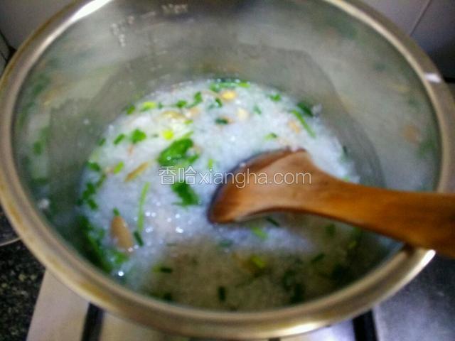 放入盐，芝麻油，葱花，香菜关火