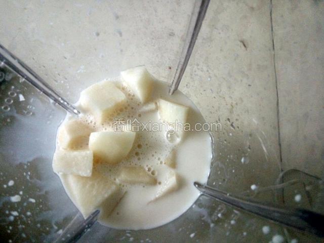 倒入适量牛奶