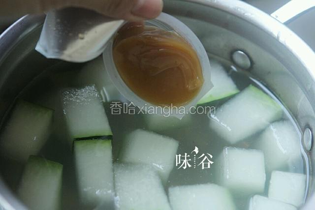 烧开后倒进浓汤宝，继续小火炖20分钟。