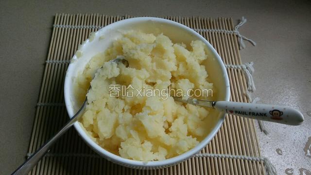 将蒸好的土豆去皮用勺子压成泥。