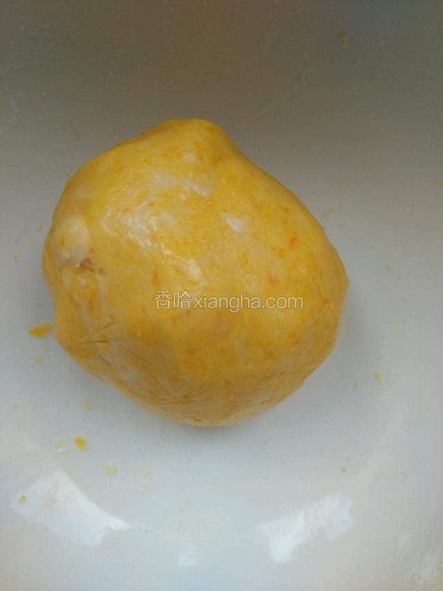 加入木薯淀粉，揉成光滑的面团