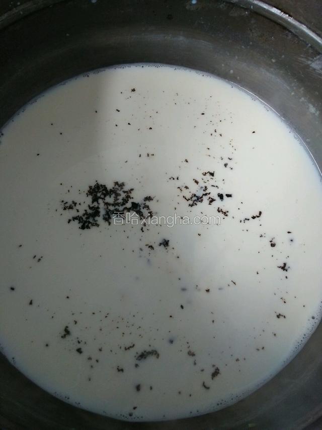 奶茶提前煮好，牛奶里放入糖和普洱茶，开小火煮沸