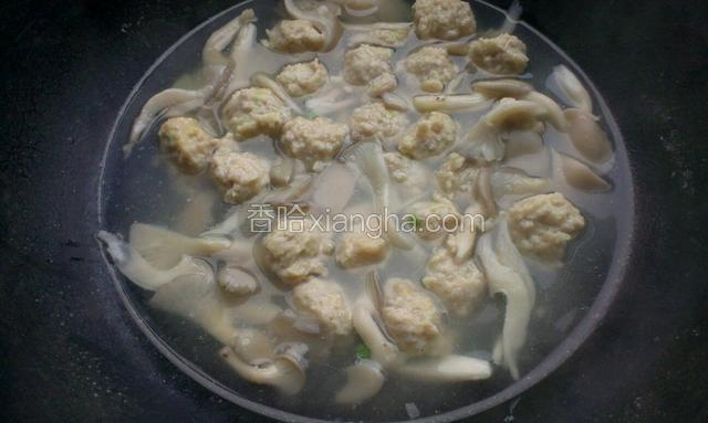 丸子挤完，大火烧开，丸子浮起，再放少徐盐，胡椒粉拌匀出锅