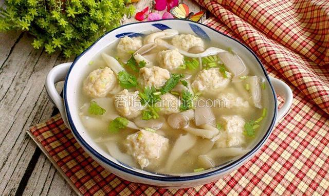 盛碗里滴几滴香油，洒香菜即可。