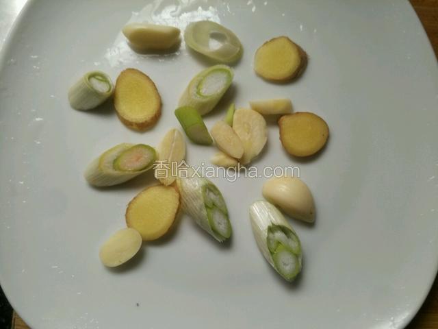 把葱姜蒜切片铺在盘子上