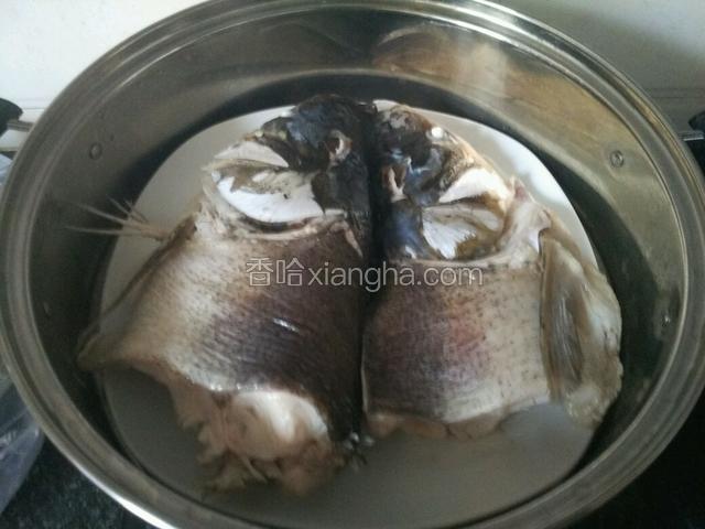 开水蒸鱼5分钟，把血水先倒掉～