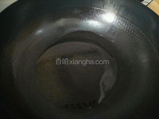 炒锅热油，七成热的时候起锅，浇在撒了葱花的鱼头上～