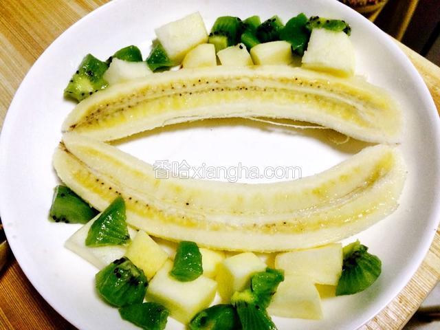 在香蕉边缘放点水果丁