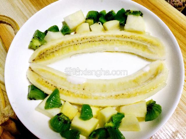 在香蕉中间放酸奶