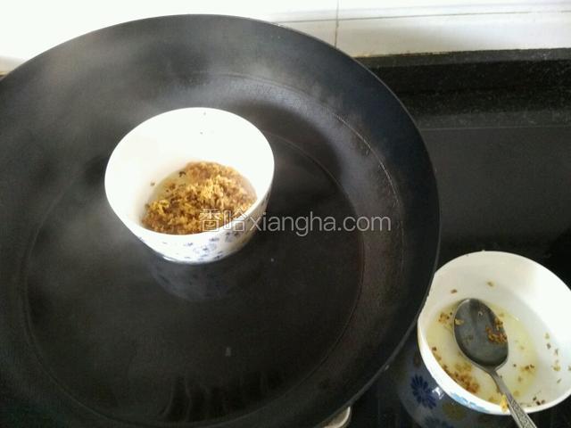 把白糖和桂花一起隔水加热，把糖化开～