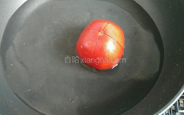 西红柿在热水，烫一下大概一分钟
