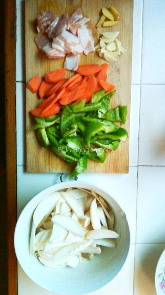 准备食材，除了姜切丝，其他切片备用