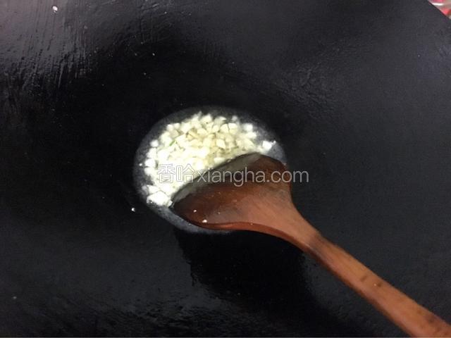 另起一锅放入适量油烧热，把蒜头去爆香