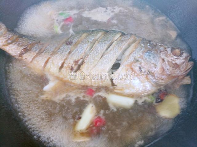 放入黄豆酱翻炒，加入剩余调味料，加适量水焖制。
