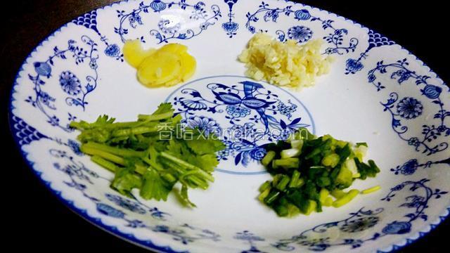 姜切片，香菜切段，葱蒜切沫。