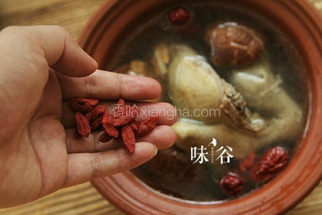 关火前加枸杞和盐调味即可。