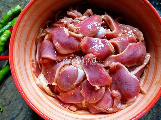 放入碗里，加少许料酒，一勺生抽，一勺蚝油，少许胡椒粉（黑白胡椒均可），适量鸡精（鸡粉），少许淀粉抓匀腌制30分钟。
盐不要加够，最后出锅前会淋一勺生抽提味。