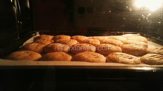 烤箱180℃预热，上下层烤18分钟左右～
我把烤箱调低到170℃，因为中途出现裂纹现象～