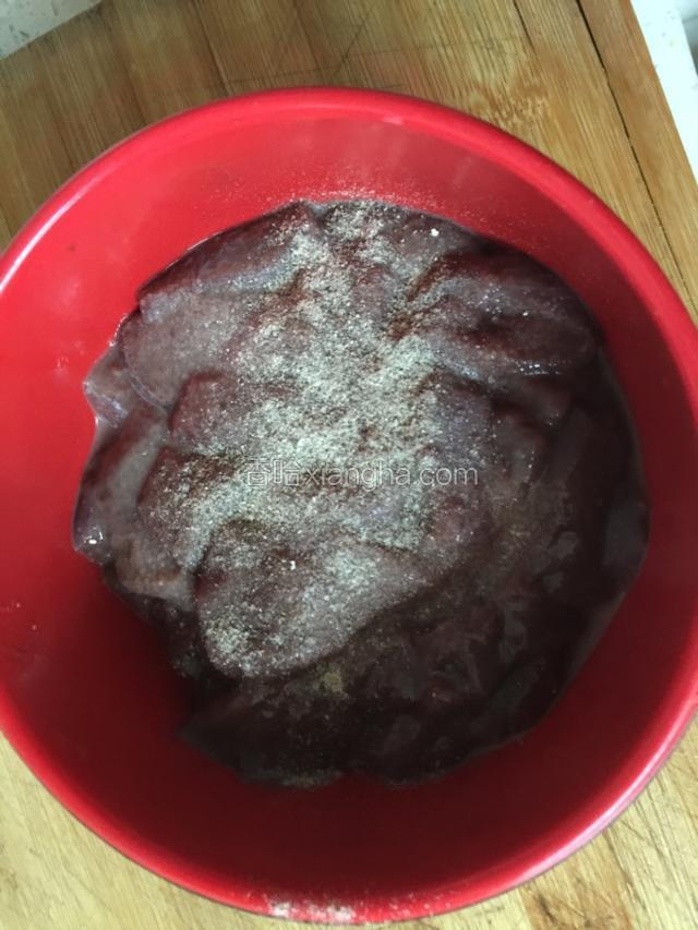 猪肝➕盐➕黑胡椒粉腌制15分钟左右.另外起锅➕水➕适量黑胡椒粉烧开之后.➕淀粉水勾芡出锅备用